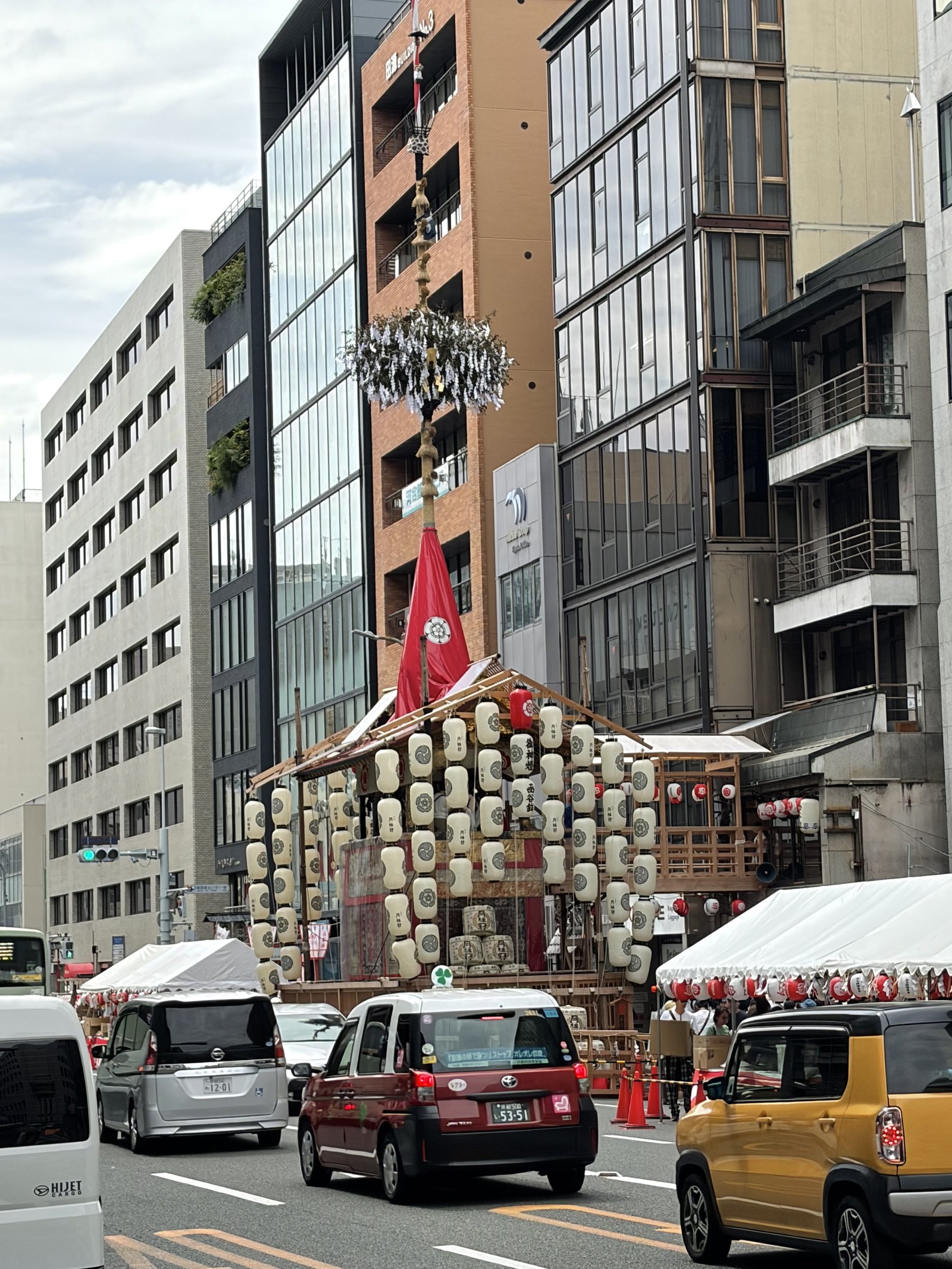 巡行前的四条通,山鉾就立在車陣與店家門口之間