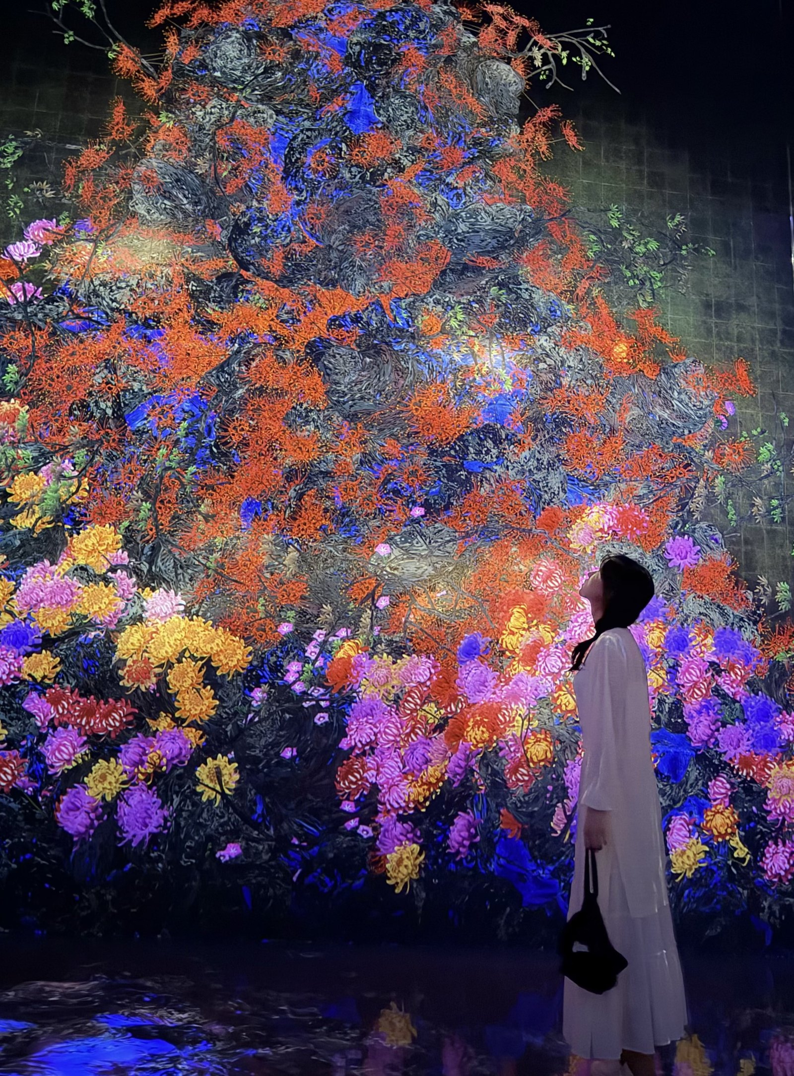 遠看是花,近看整面牆是數萬個方格