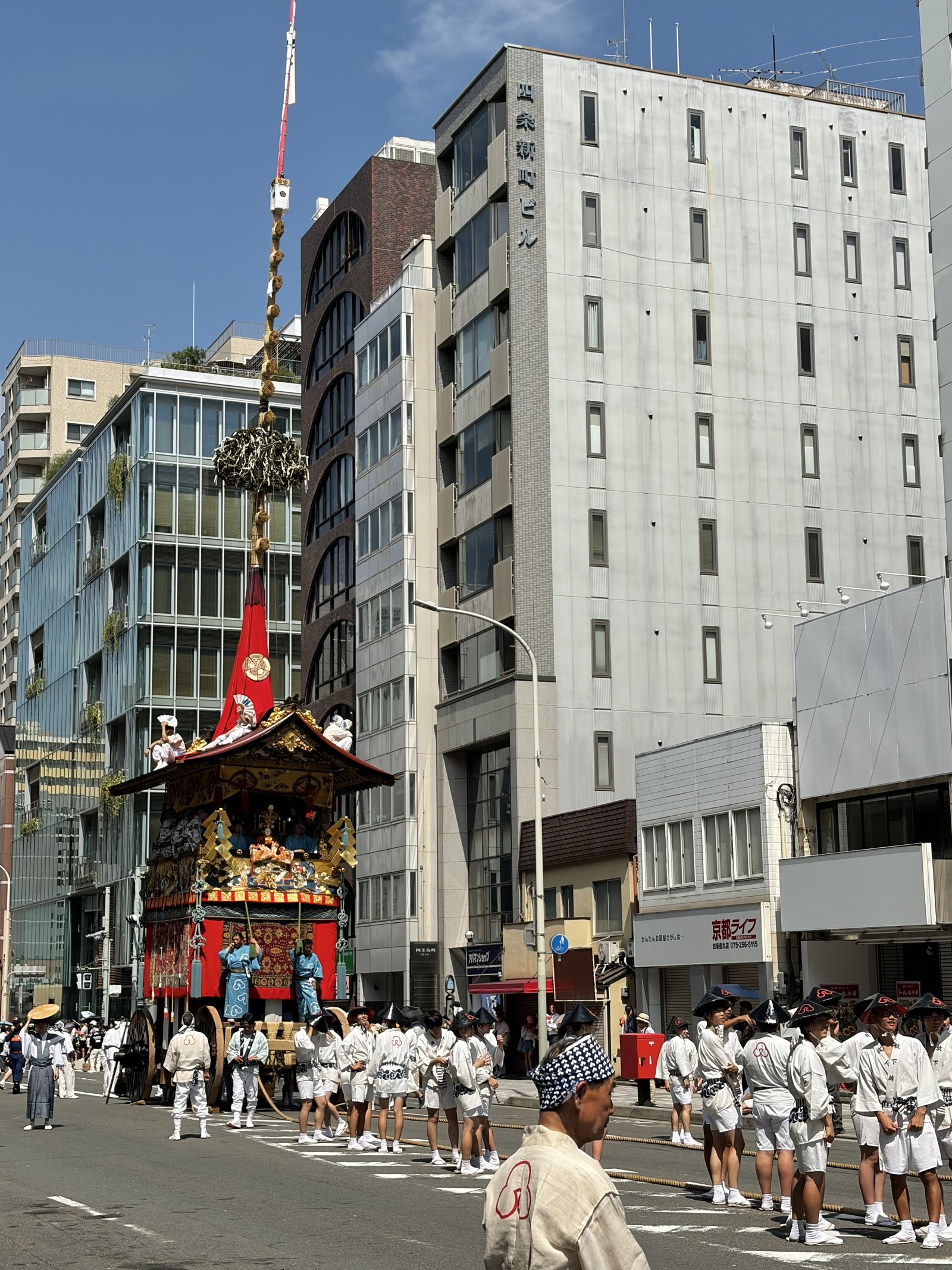 山鉾從辦公大樓之間穿過