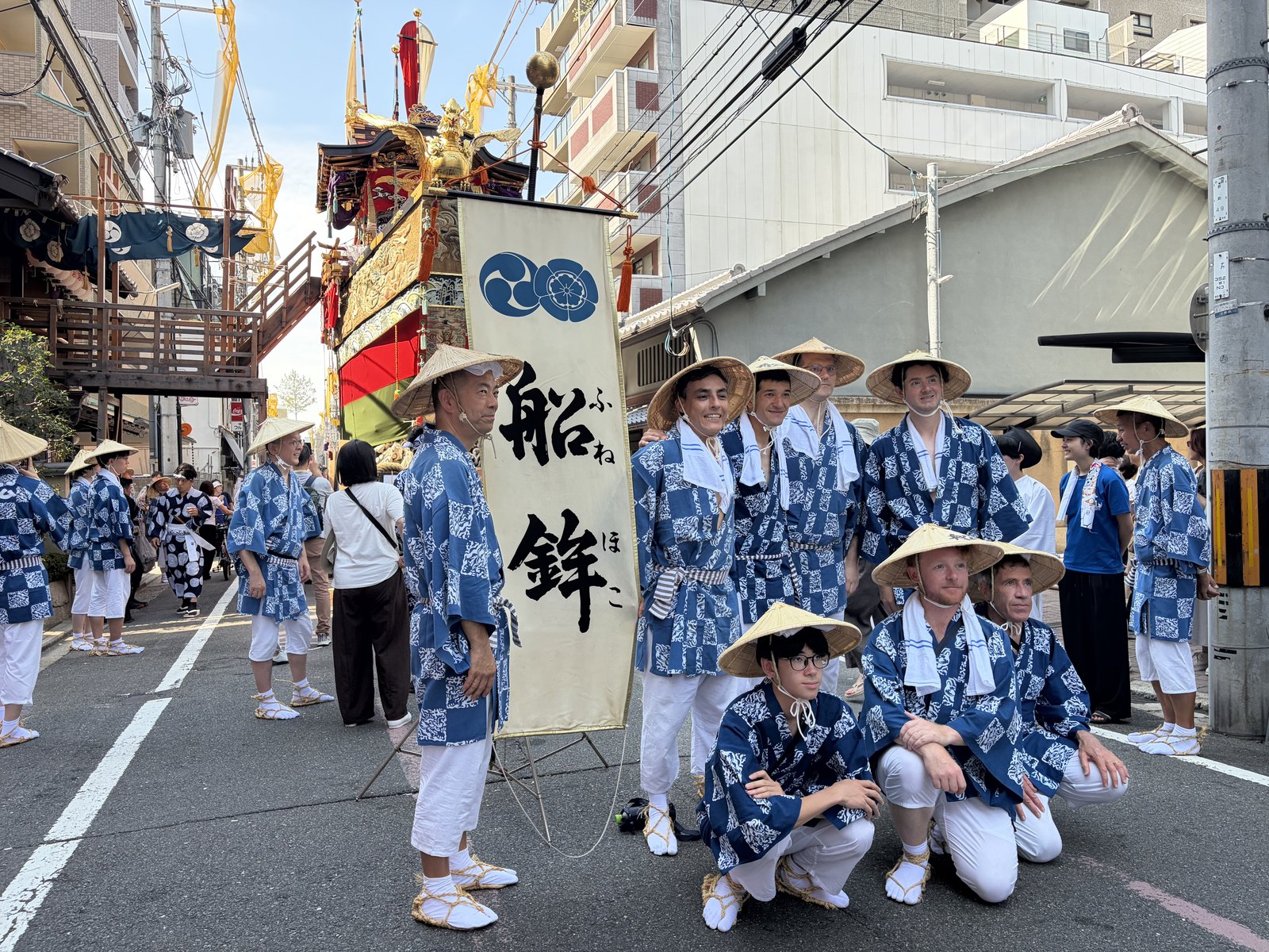 曳き手裡有好幾張歐美面孔